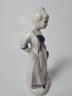 Винтажная фарфоровая статуэтка женщины в викторианском стиле с позолотой, 4см x 11см, Германия, 1960-70гг.