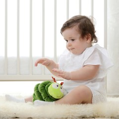 sigikid Rassel Raupe mit Vibration PlayQ Гусеница-погремушка с вибрацией PlayQ