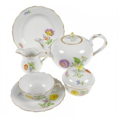 Meissen Meissen 'Neuer Ausschnitt - Blume 2 schrag bunt mit Goldrand' Teeservice 6 Personen 21-tlg. Meissen "New cut - 2 цветка по диагонали разноцветные с золотой каймой" чайный сервиз на 6 персон, 21 предмет.