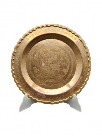 Блюдо декоративное винтажное "Всемирная лютеранская ярмарка (Гонконг)", с изображением курицы и цветов, орнаментом, кованый, ручная работа, латунь, 25.5 см, Китай, 1900-40гг.