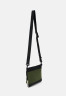 Tommy Hilfiger URBAN ESSENTIAL CROSSOVER Across body bag mentor green URBAN ESSENTIAL CROSSOVER Сумка через плечо наставник зеленый