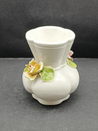 Ваза винтажная малая с объемной розой, керамика, 8 х 9 см, Италия, 1960-70гг.