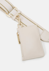 Tommy Hilfiger CITY SUMMER SADDLE SET Across body bag sugarcane CITY SUMMER SADDE SET Сумка через плечо сахарный тростник