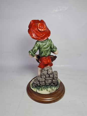 Статуэтка винтажная Giuseppe Armane "Мальчик с корзиной цветов", фарфор, 25,5 x 14 см, Италия, 1960-70гг.
