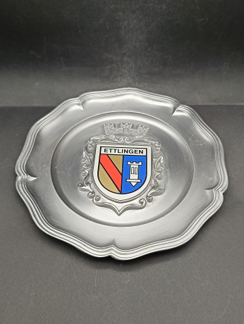 Тарелка декоративная винтажная "Герб города Эттлинген" / Серия "Геральдика", яркий декор, олово (95%), 23 см, Германия, 1970-80гг.