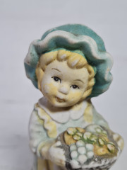 Статуэтка винтажная Im Stil Furstenberg "Девочка с корзиной фруктов и птичками", фарфор, 13 см, Германия, 1960-70гг.