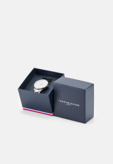 Tommy Hilfiger CASE DIAL WITH ACCENTS BRACELET Watch silver-coloured ЦИФЕРБЛАТ С АКЦЕНТАМИ БРАСЛЕТ Часы серебристый